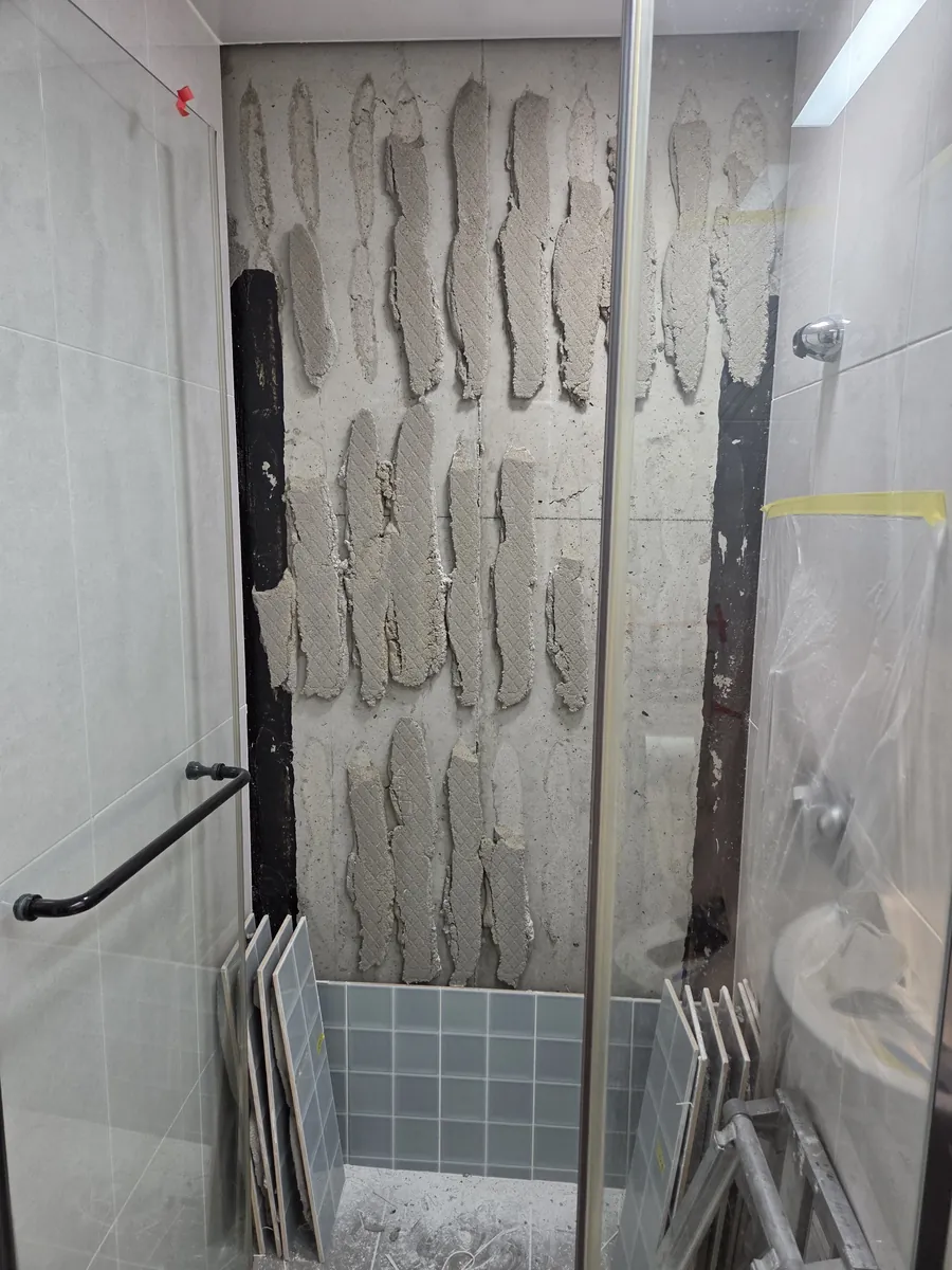 샤워부스 벽 타일 떨어짐 작업 전 떨어진타일 — 샤워부스 벽 타일 떨어짐 작업 전
